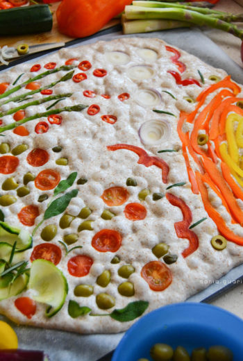 Focaccia genovese integrale con licoli, decorata con verdure miste