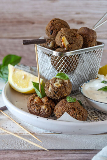 Polpette di melanzane vegane in friggitrice ad aria