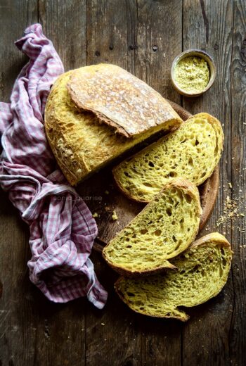 Pane giallo curcuma e semi