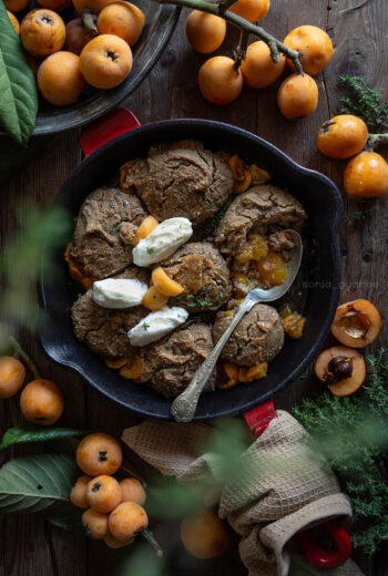 Cobbler vegano di grano saraceno alle nespole