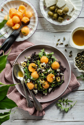 Insalata estiva con melone, riso nero, rucola e feta greca