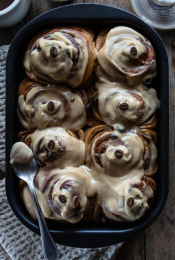 Rolls al caffè senza uova con mirtilli rossi e crema al cioccolato bianco